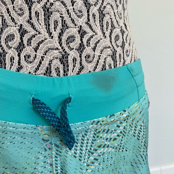 Patagonia workout shorts with tropical design - Picture 3 of 3